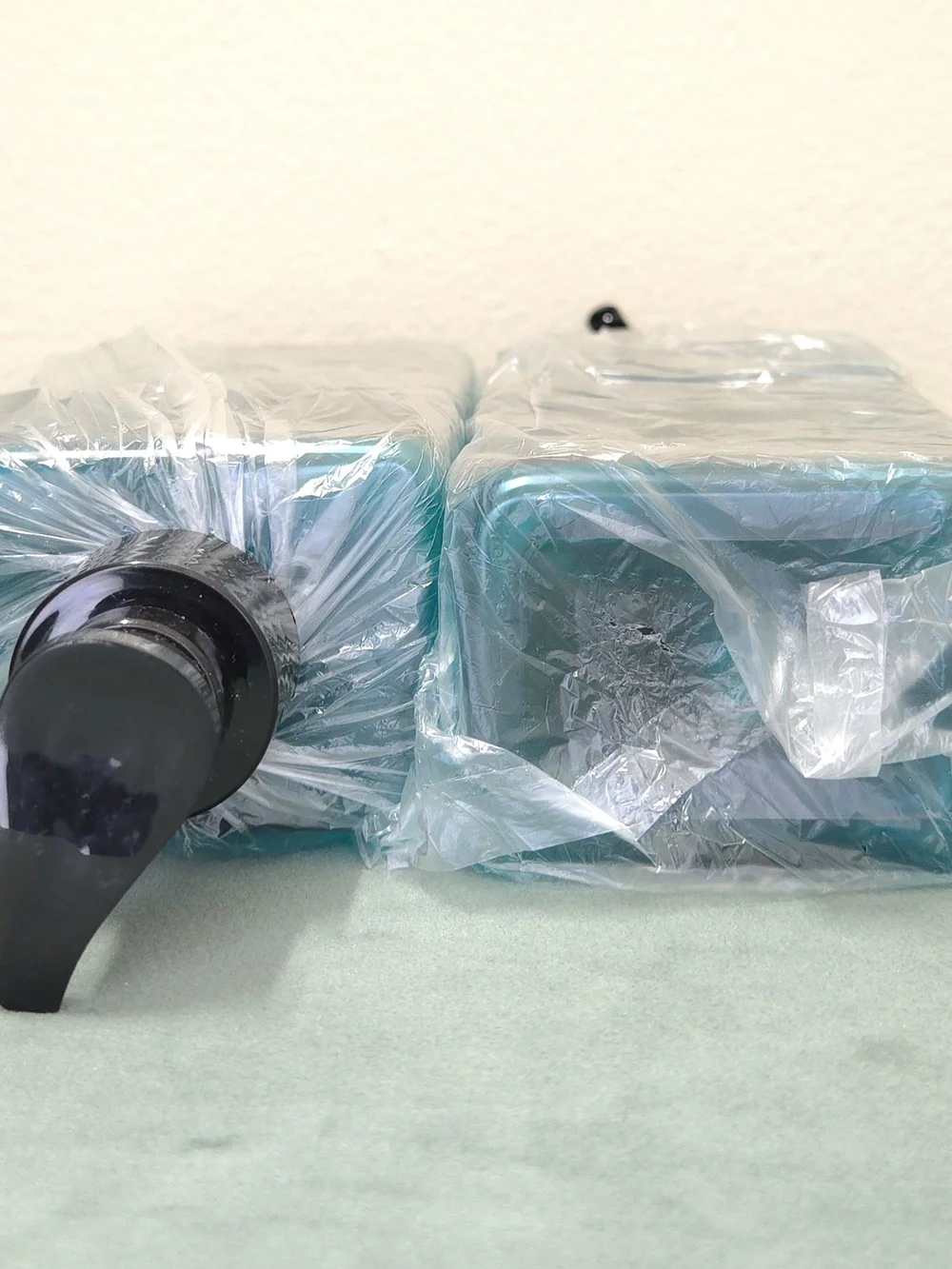Teal plastic pump lotion shsmpoo conditioner soap bottles set (2)